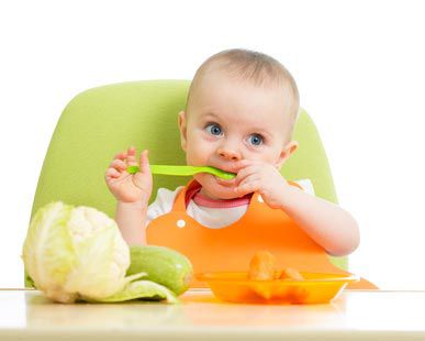 Bébé à table avec vous