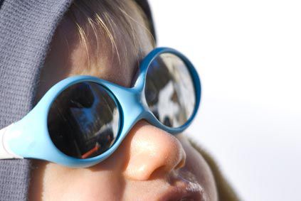 Des lunettes de soleil adaptées à bébé